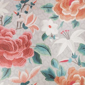 Papel pintado con detalles florales rojizos
