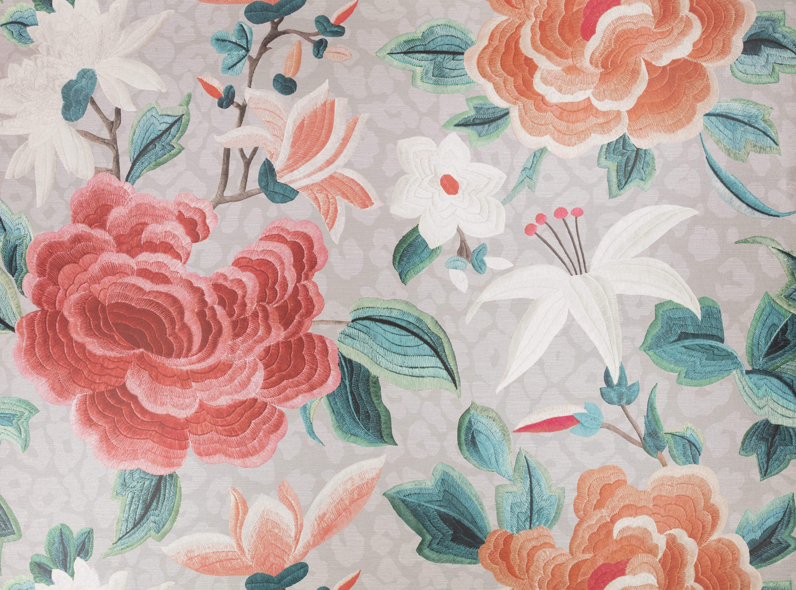 Papel pintado con detalles florales rojizos