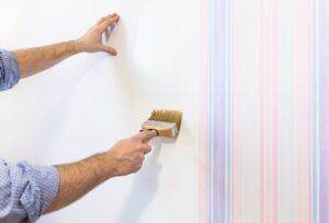 poner papel pintado habitación bebé