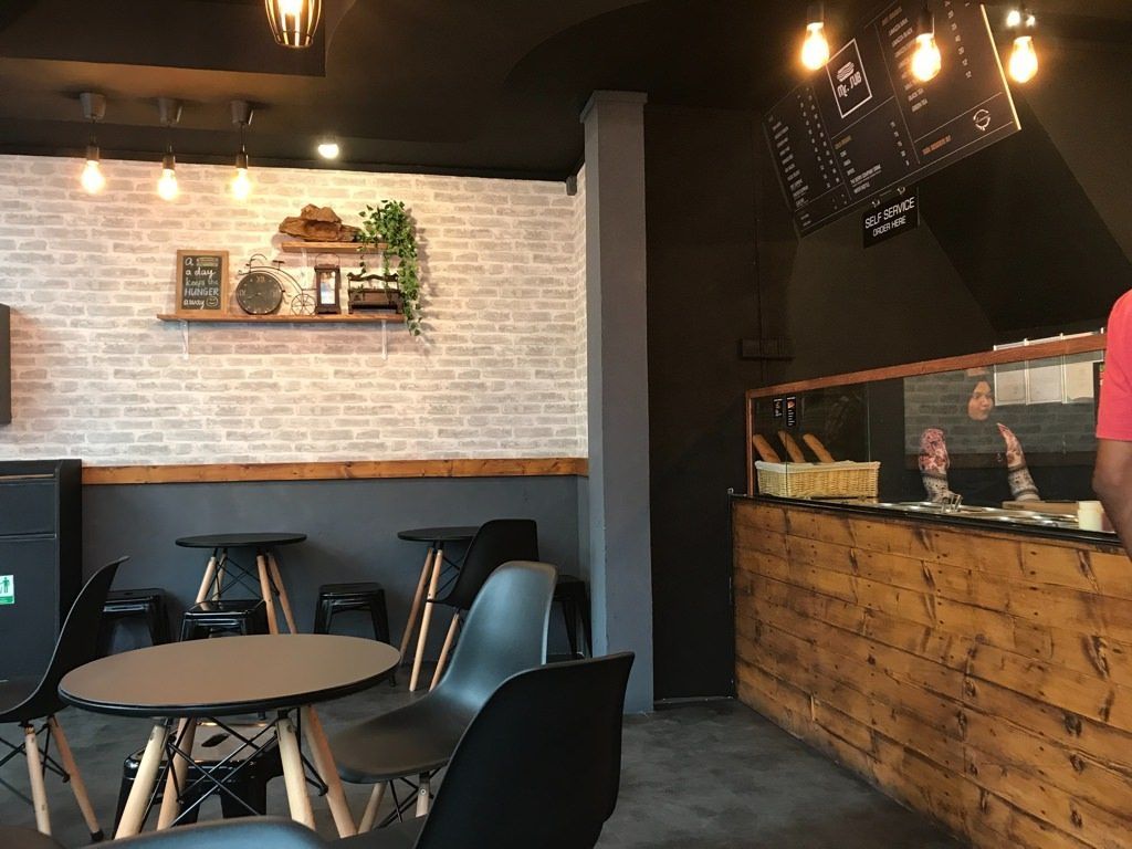 restaurante con papel pintado